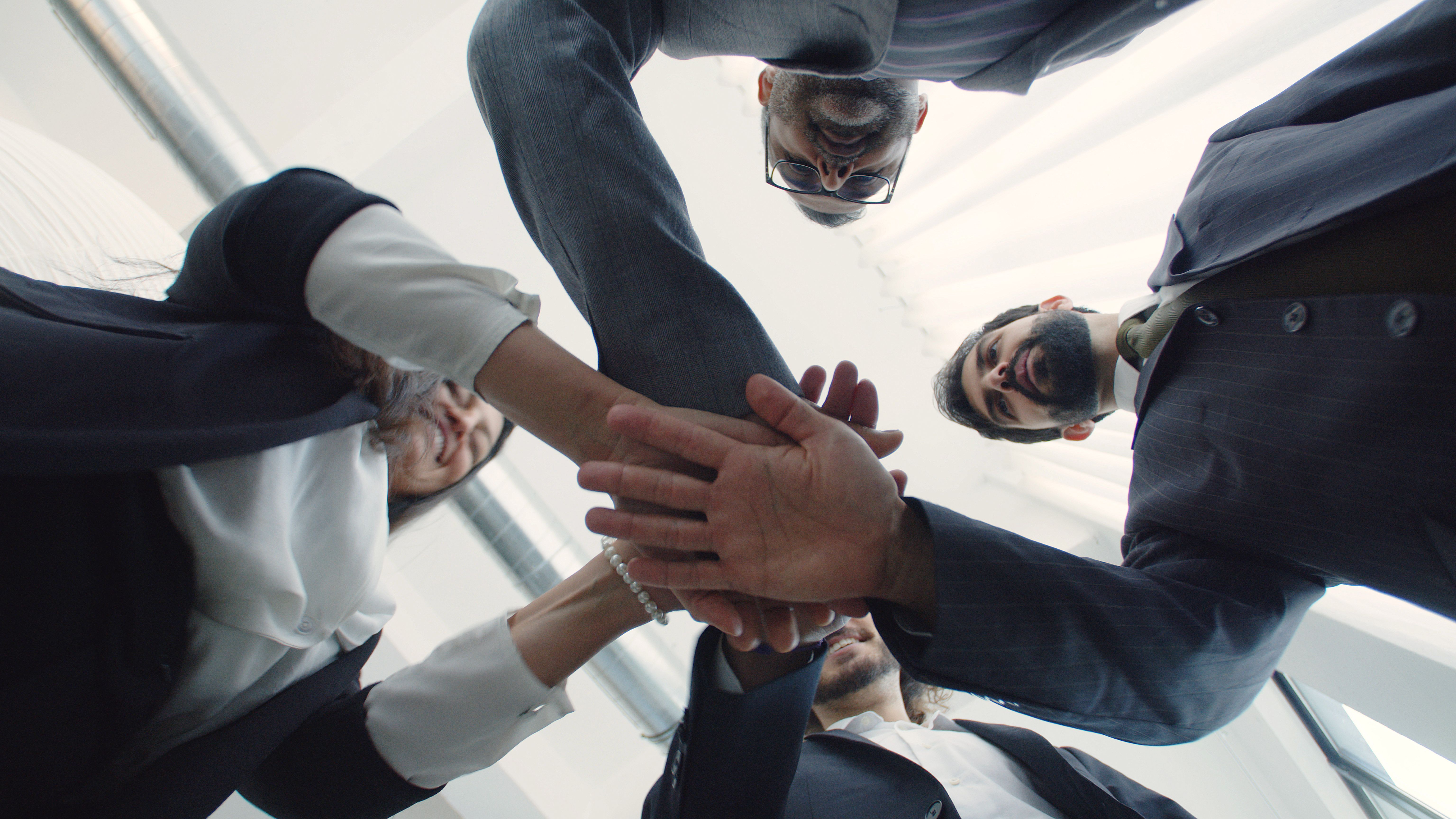 Equipo empresarial unido bajo una estructura de sociedad holding en España